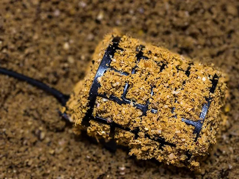 Carp Servis Václavík Feeder Mix 1kg Játra-Halibut/Černá